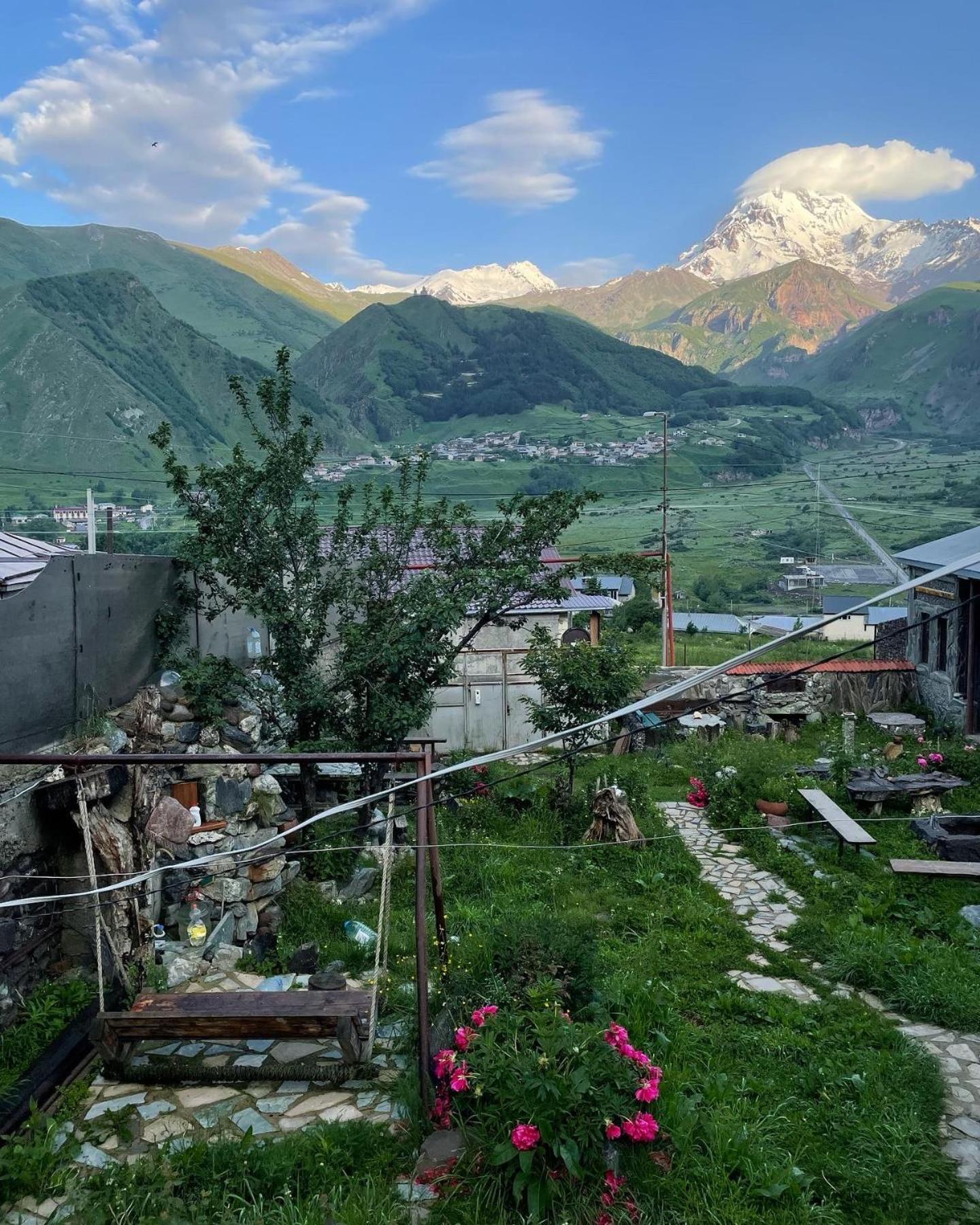 Qusha Guesthouse Meeting In The Mountains And Views カズベギ エクステリア 写真